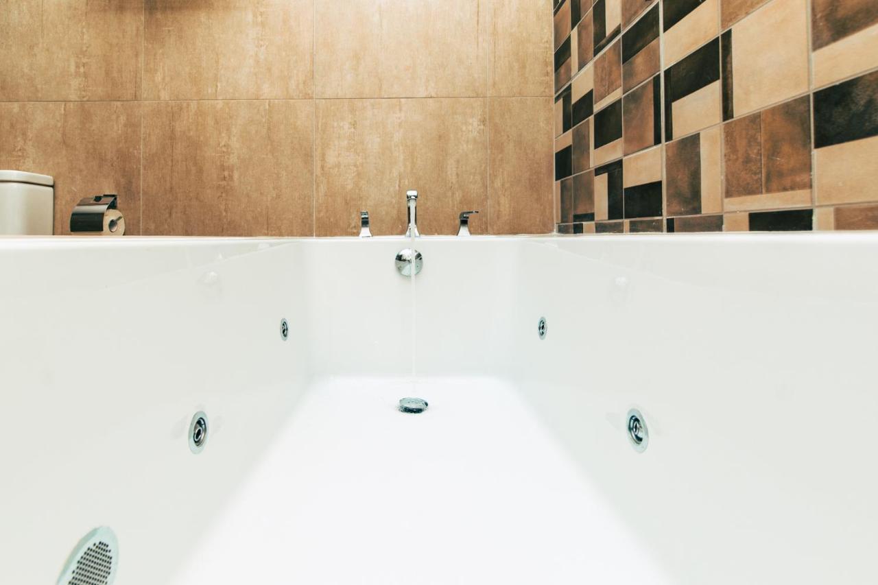 דאר א-סאלאם Blackwood Boutique Hotel And Apartments מראה חיצוני תמונה